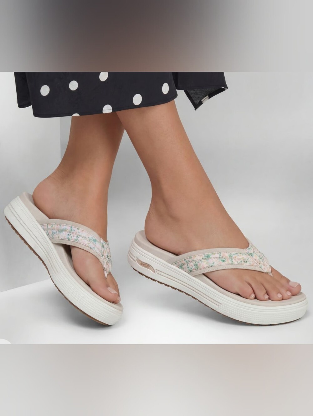 Women's Floral Platform Flip Flop Sandals - Light Pink